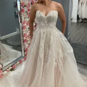 Ball gown wedding dress. Size 14. Never altered and never worn.